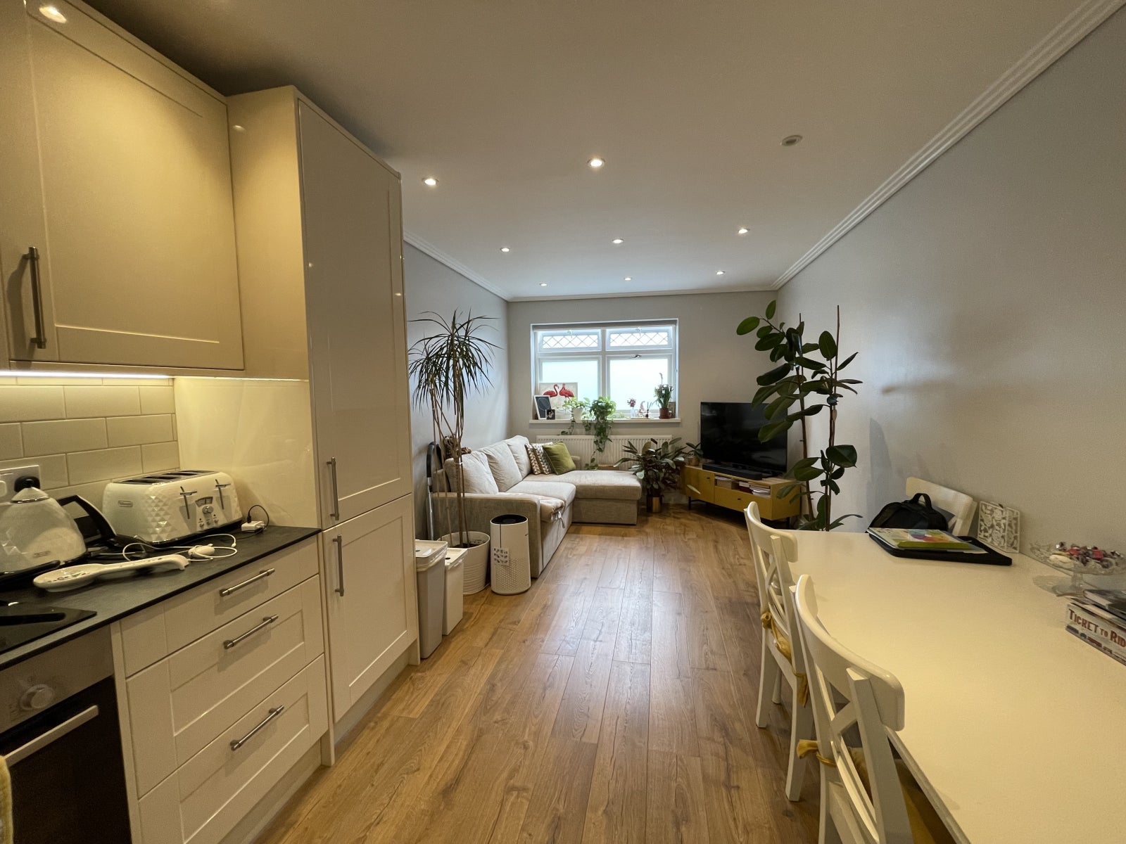 Flat Hale Gardens in Greater London