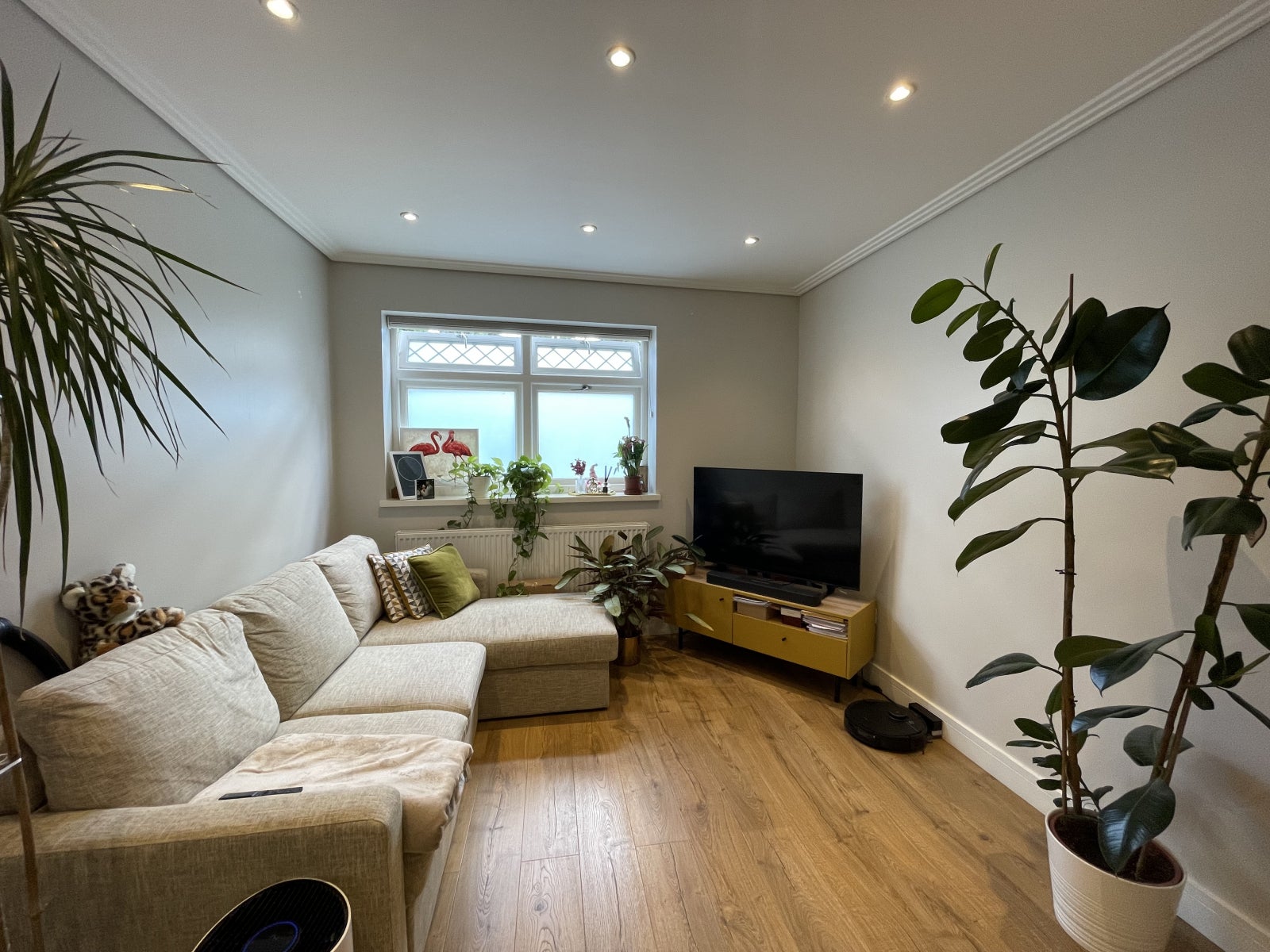 Flat Hale Gardens in Greater London