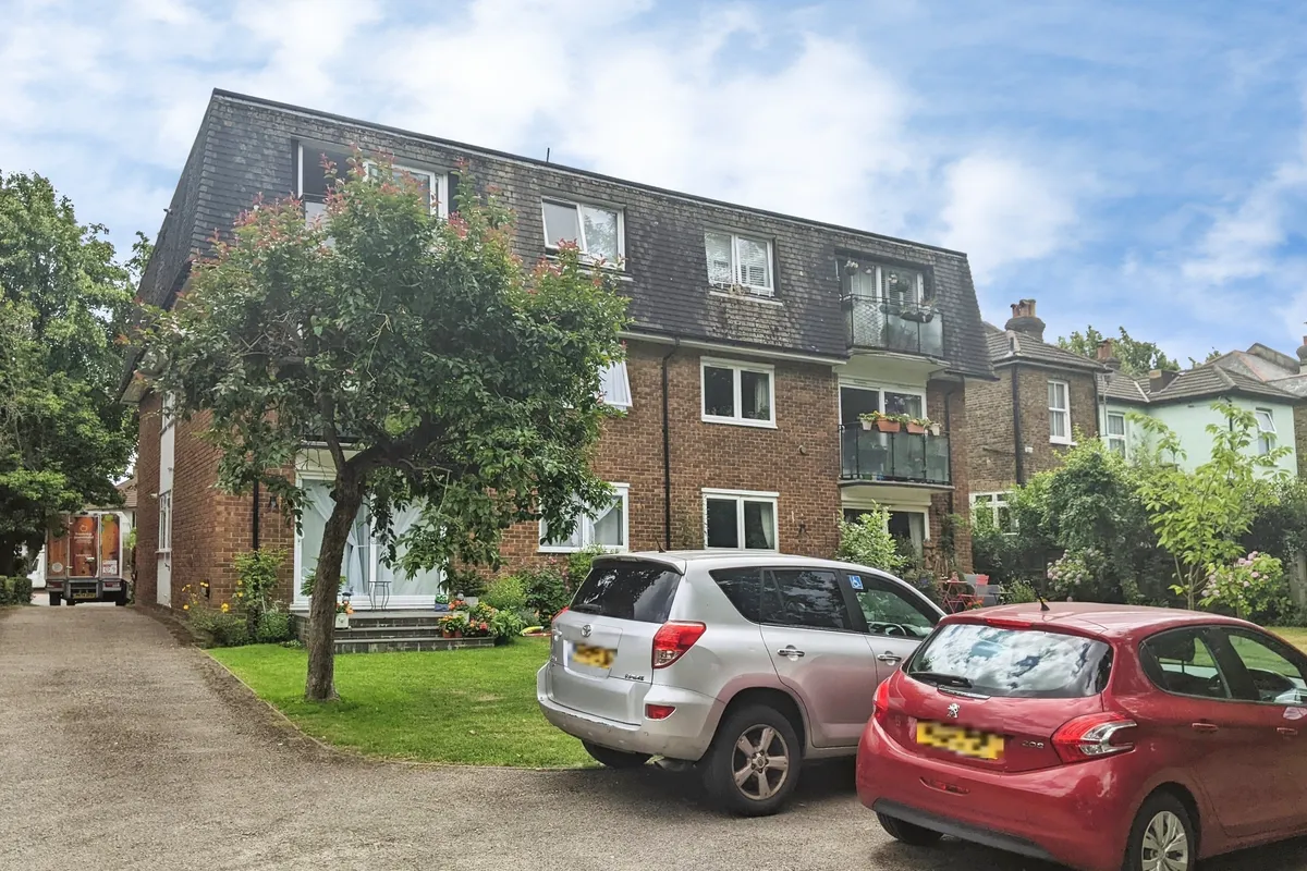 Flat Onslow Gardens in Greater London