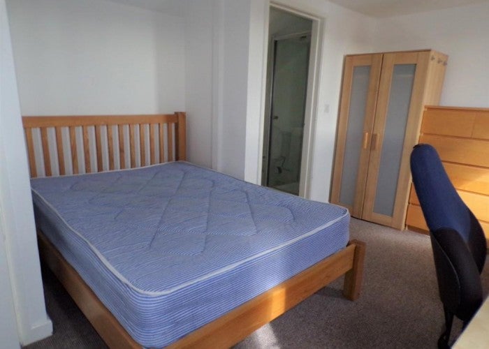 Room Orchard Road in Portsmouth