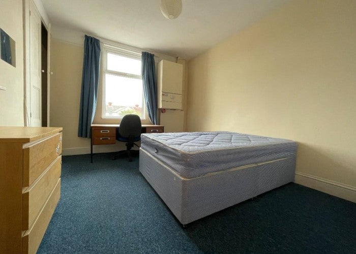 Room Orchard Road in Portsmouth