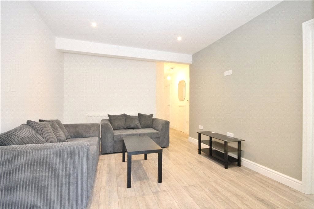 Flat Osborne Road in Borough of Runnymede