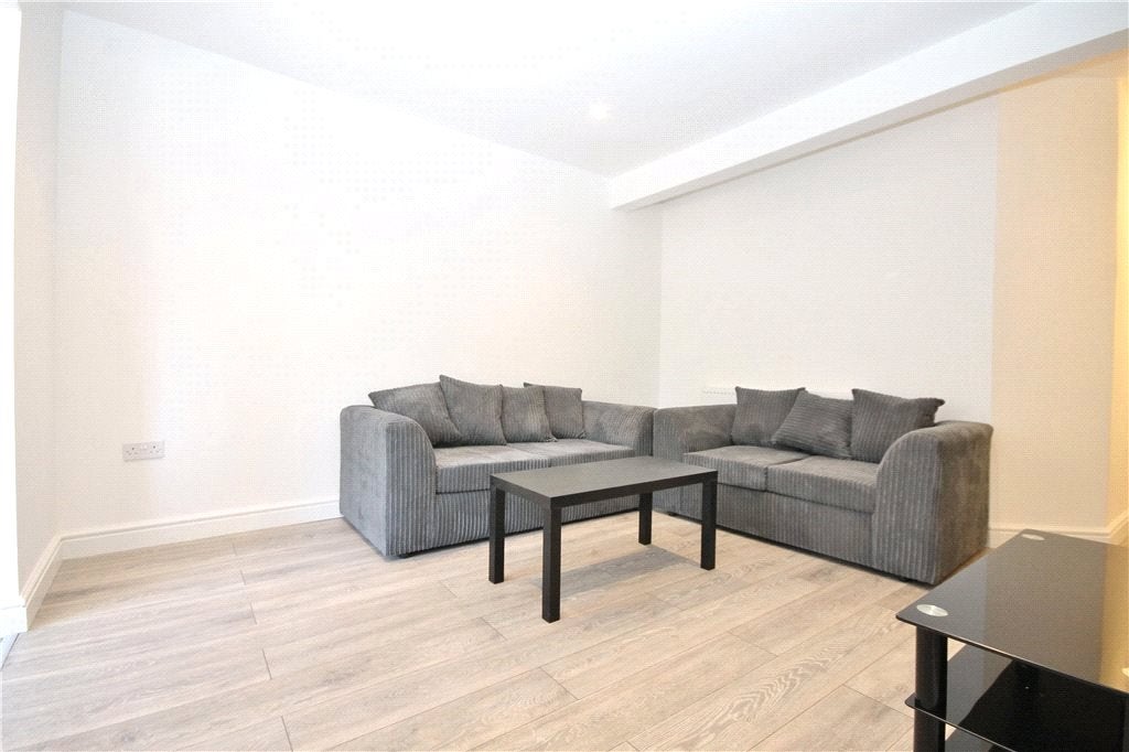 Flat Osborne Road in Borough of Runnymede