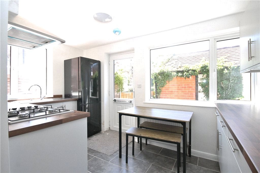 Flat Osborne Road in Borough of Runnymede