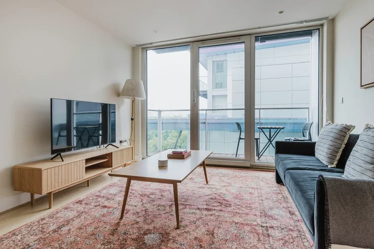 Flat Queenstown Road in Greater London