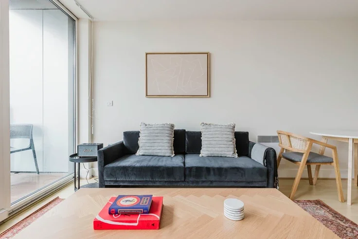 Flat Queenstown Road in Greater London