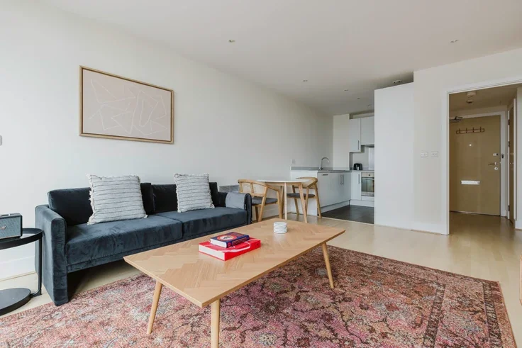Flat Queenstown Road in Greater London