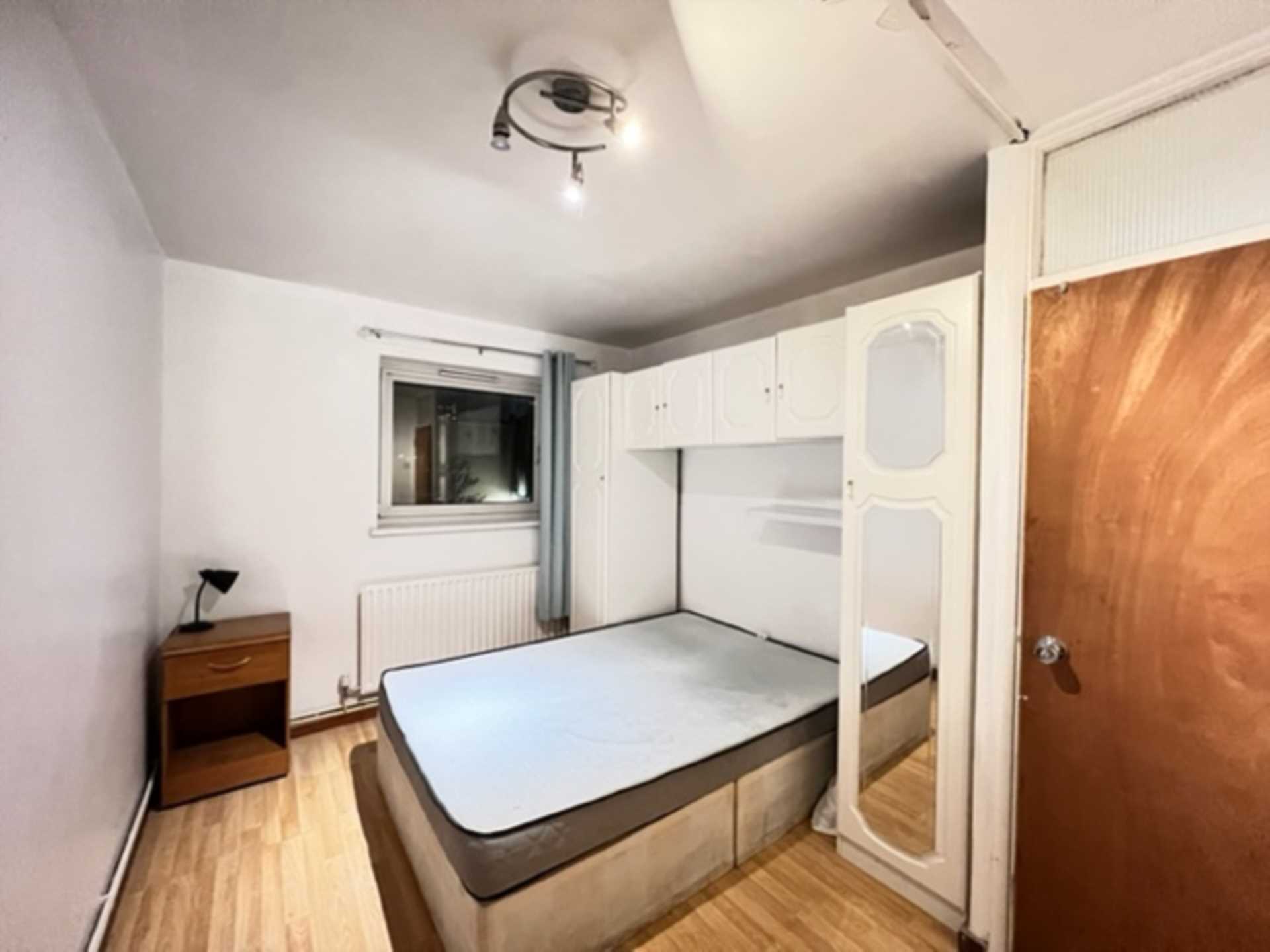 Flat Ashton Road in Greater London