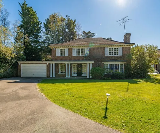 Flat Fairmile Park Road in Elmbridge