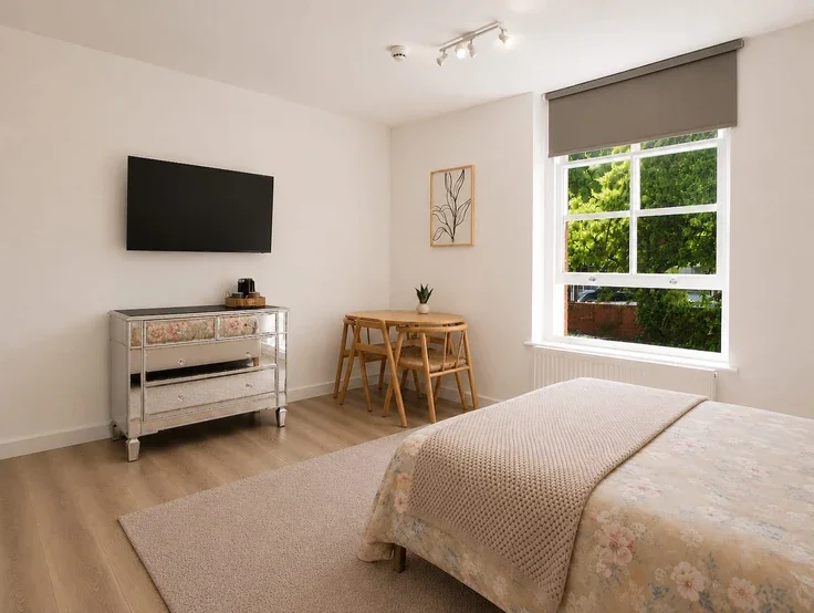 Flat Fassett Road in Greater London