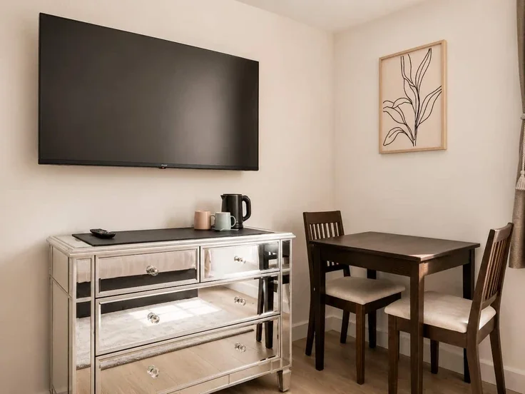 Flat Fassett Road in Greater London