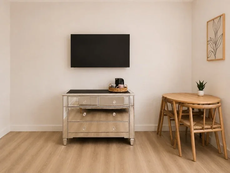 Flat Fassett Road in Greater London