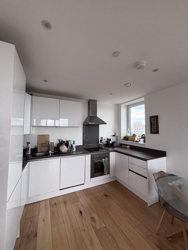Flat Silvertown Way in Greater London