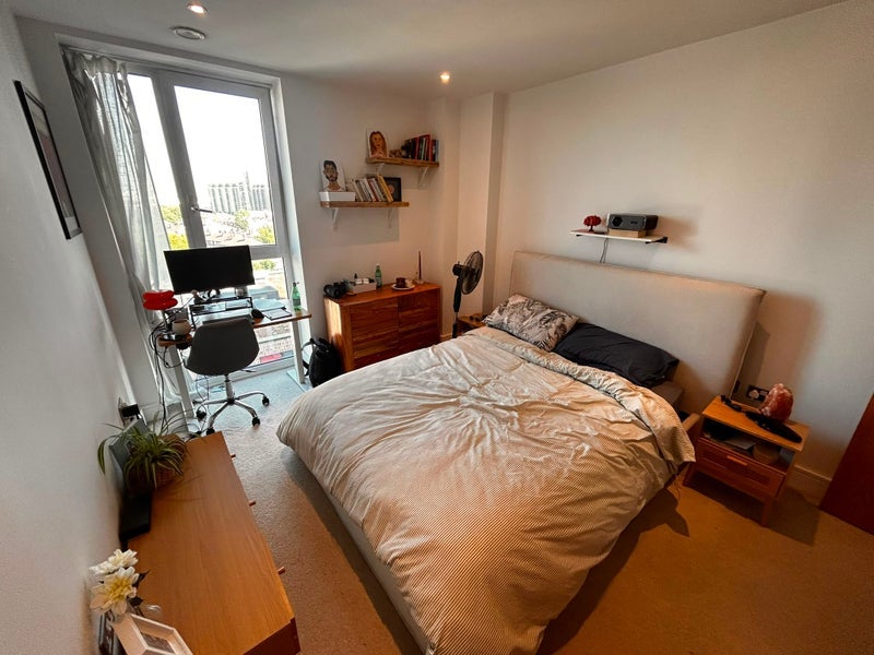 Flat Silvertown Way in Greater London
