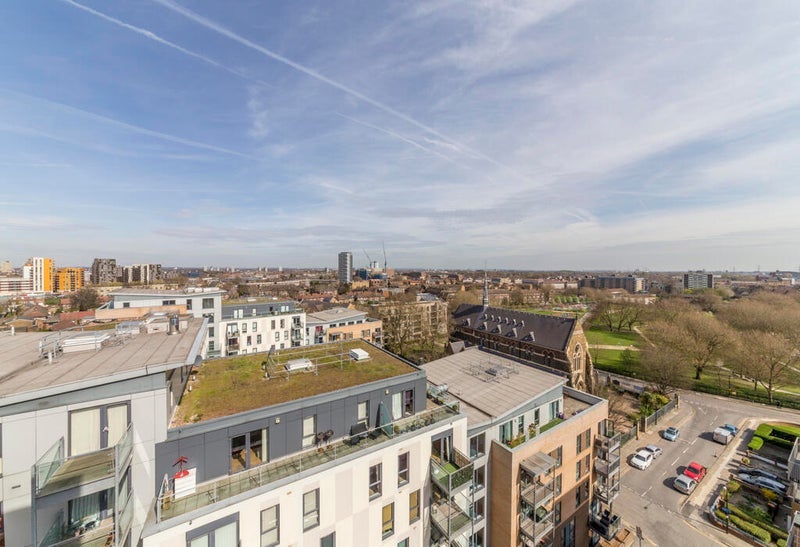 Flat Silvertown Way in Greater London
