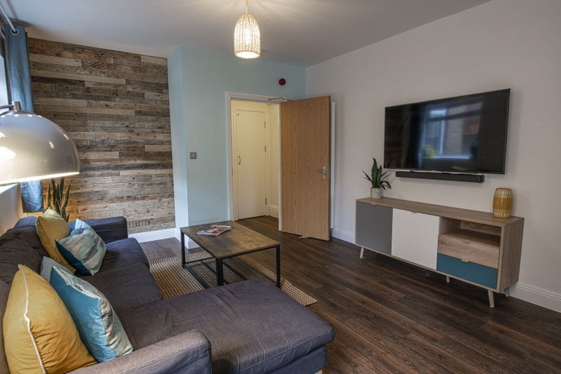 Room Longfleet Road in Poole