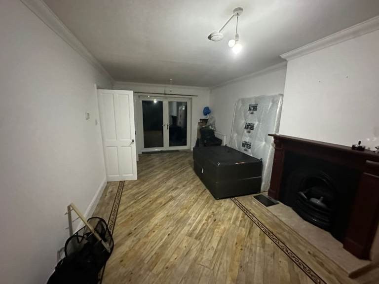 Room Charlton Crescent in Greater London