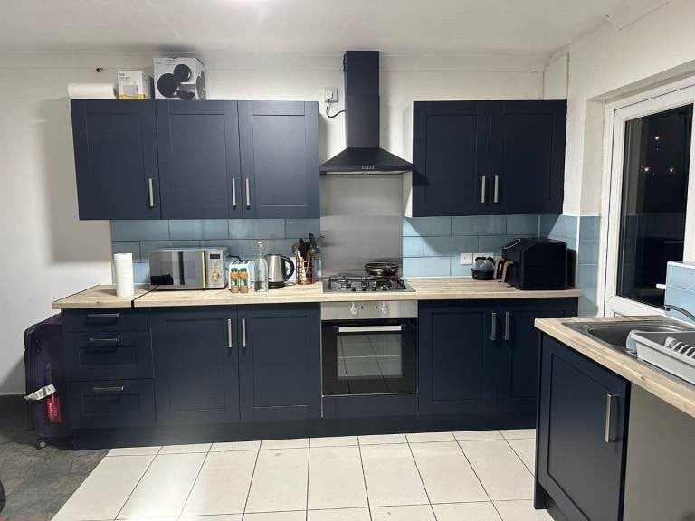 Room Charlton Crescent in Greater London