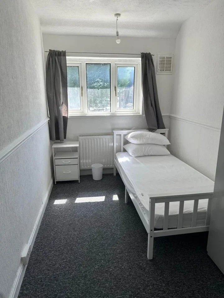 Room Charlton Crescent in Greater London