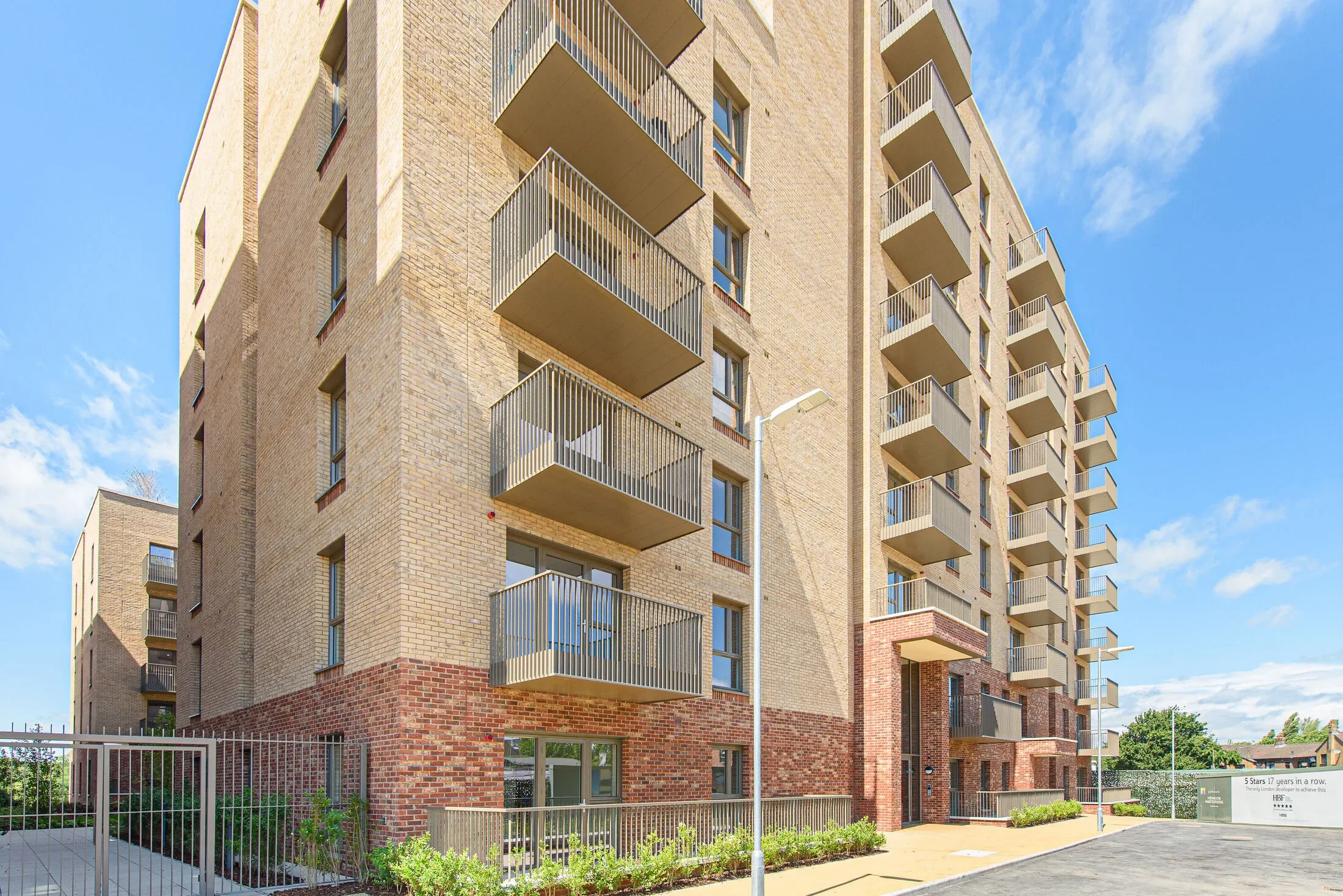 Flat Marriotts Close in Greater London