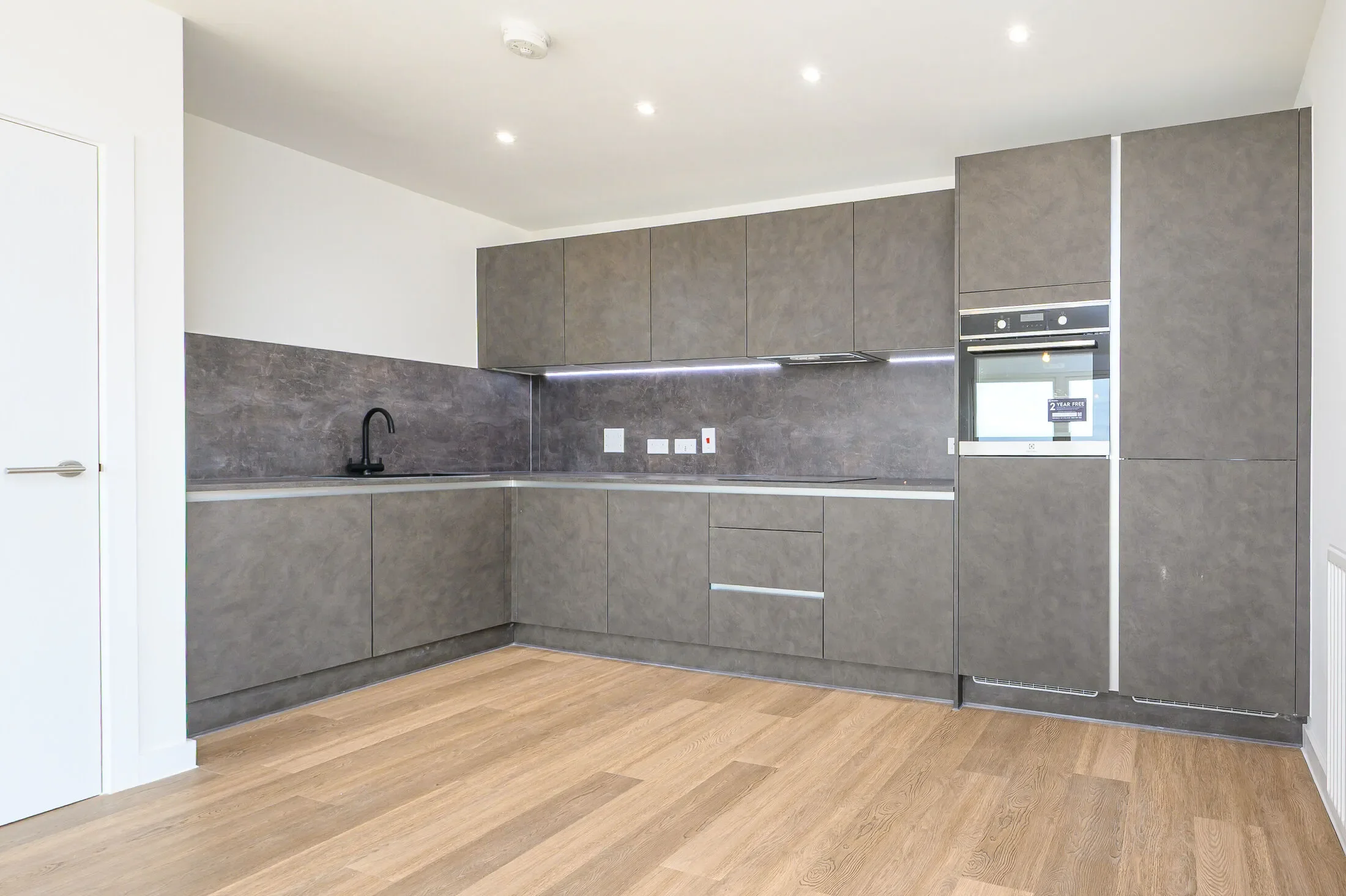 Flat Marriotts Close in Greater London