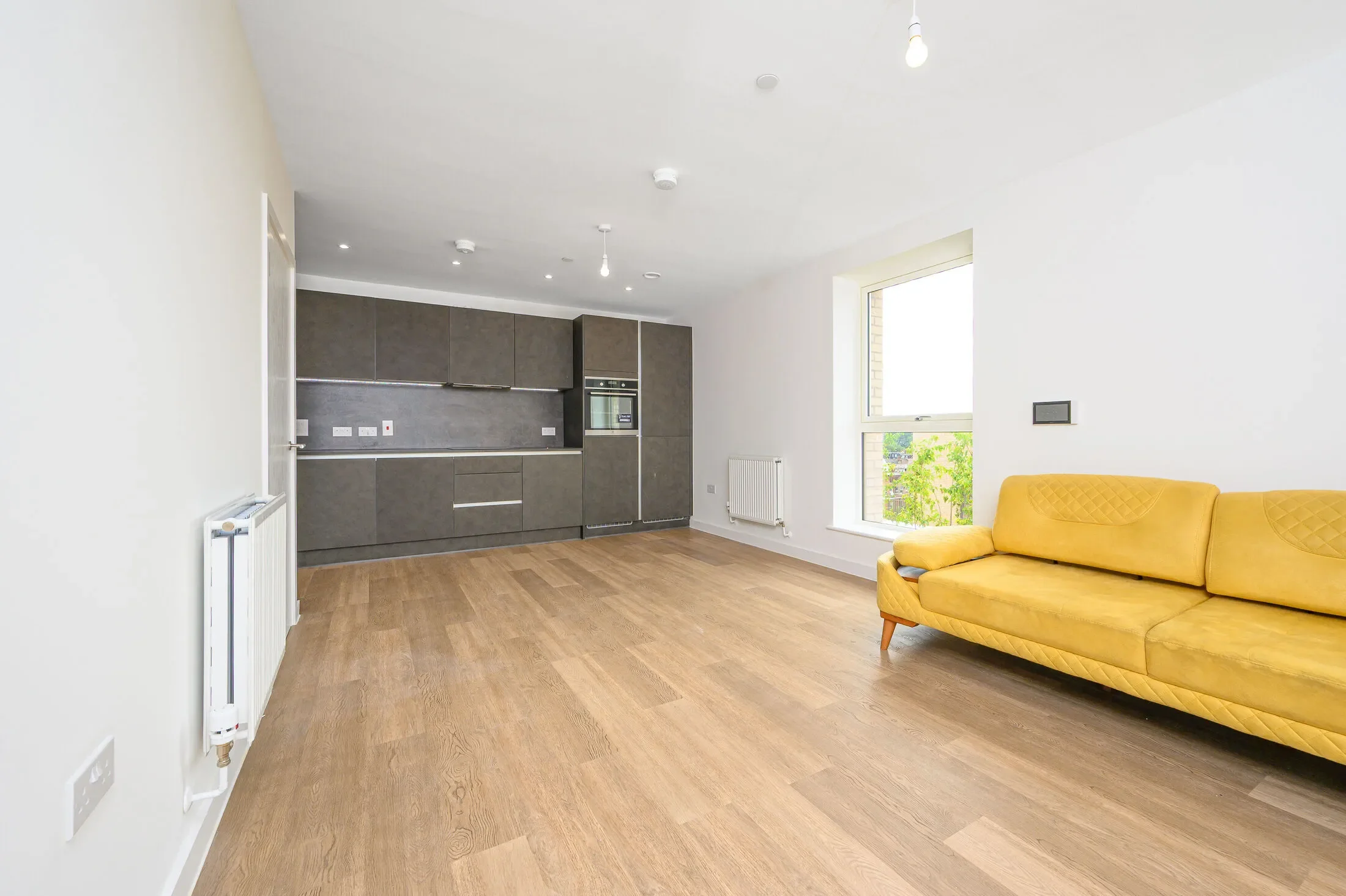 Flat Marriotts Close in Greater London