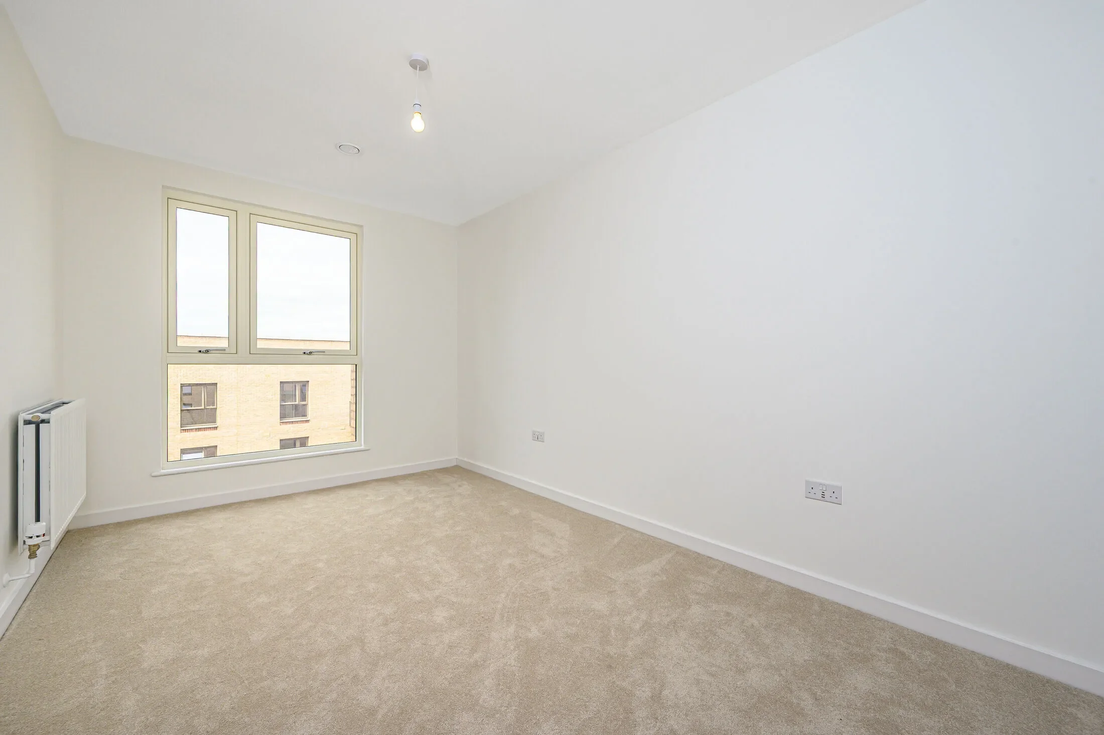 Flat Marriotts Close in Greater London