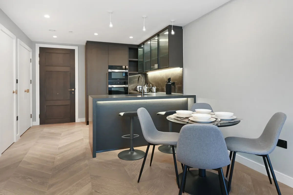 Flat Cleveland Street in Greater London