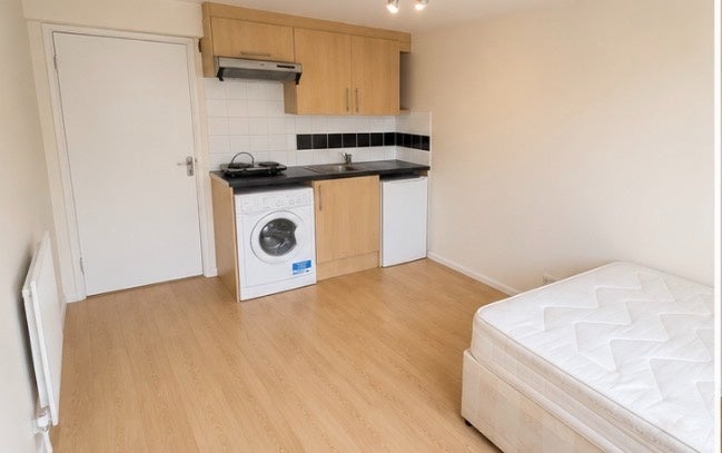 Flat Wolsey Crescent in Greater London