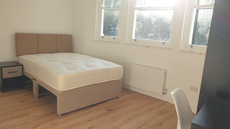 Flat Broadway in Greater London