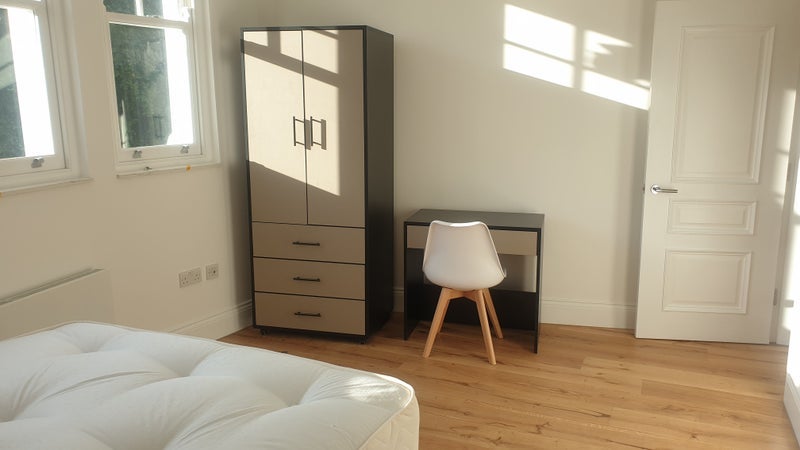 Flat Broadway in Greater London