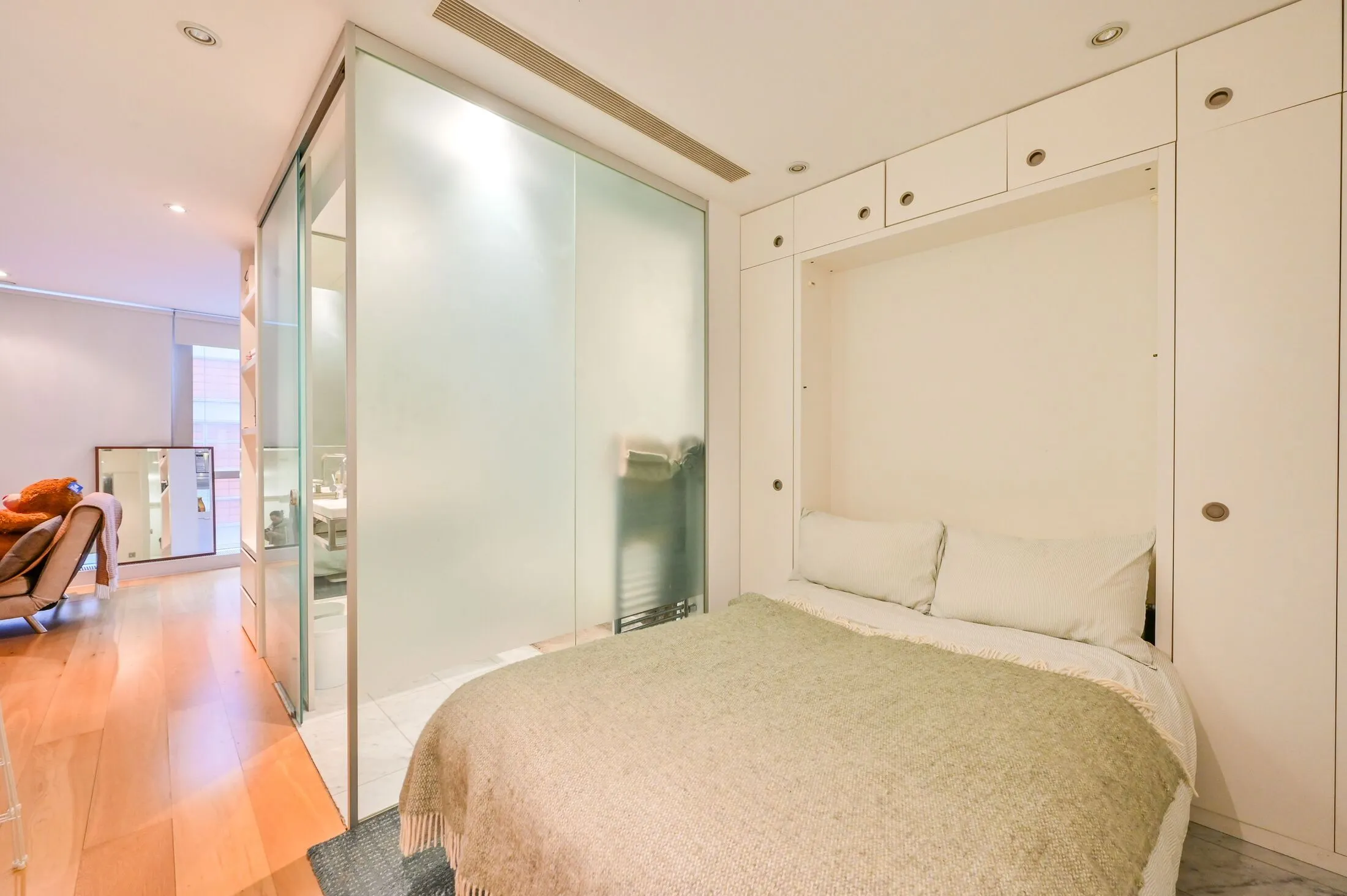 Flat Fairmont Avenue in Greater London
