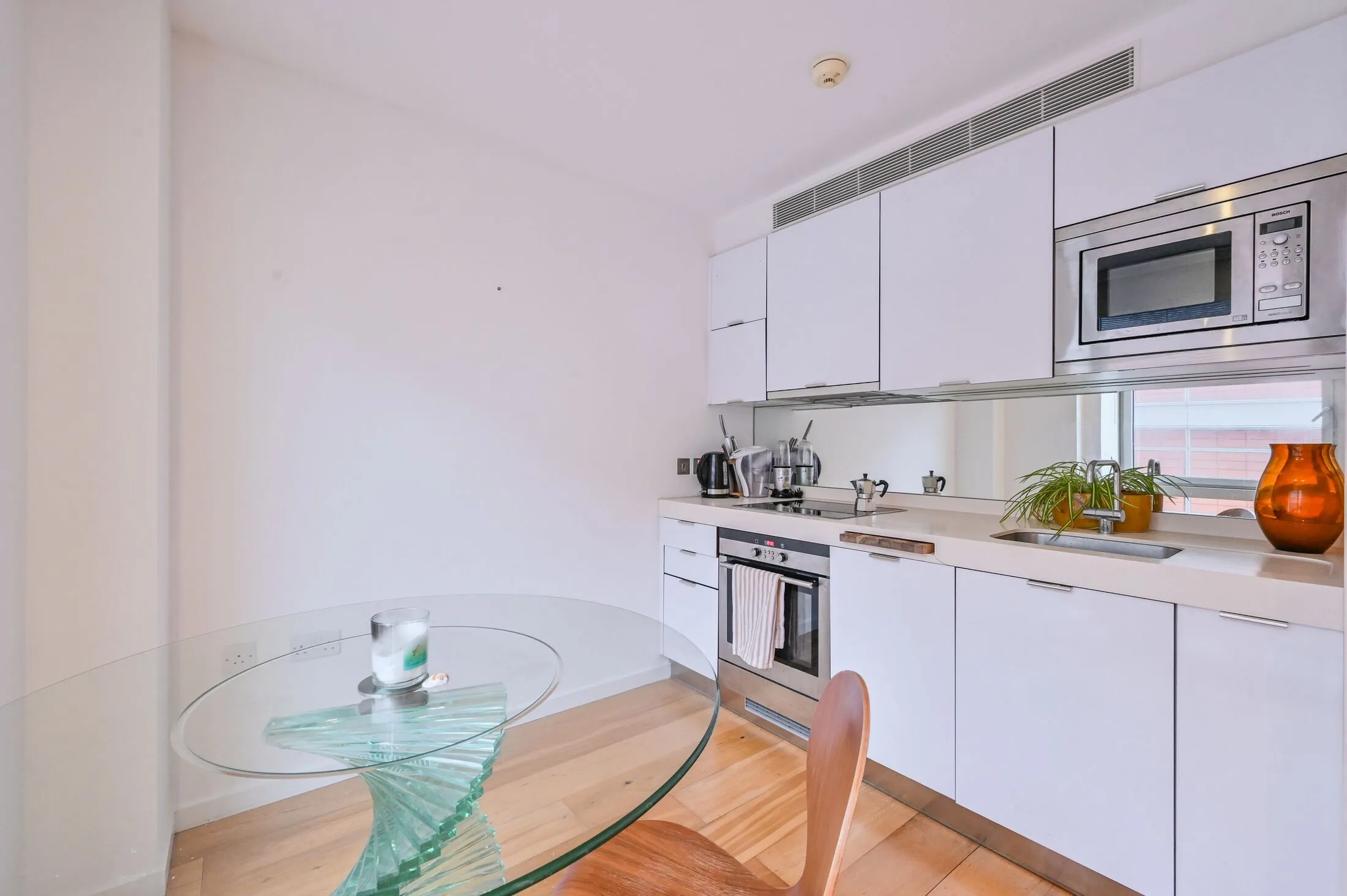 Flat Fairmont Avenue in Greater London