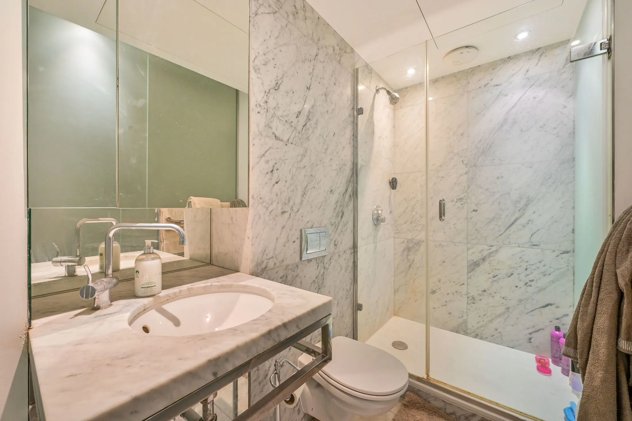 Flat Fairmont Avenue in Greater London