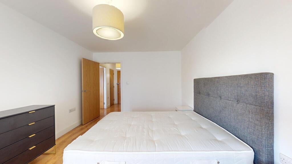 Flat Greenhill Way in Greater London