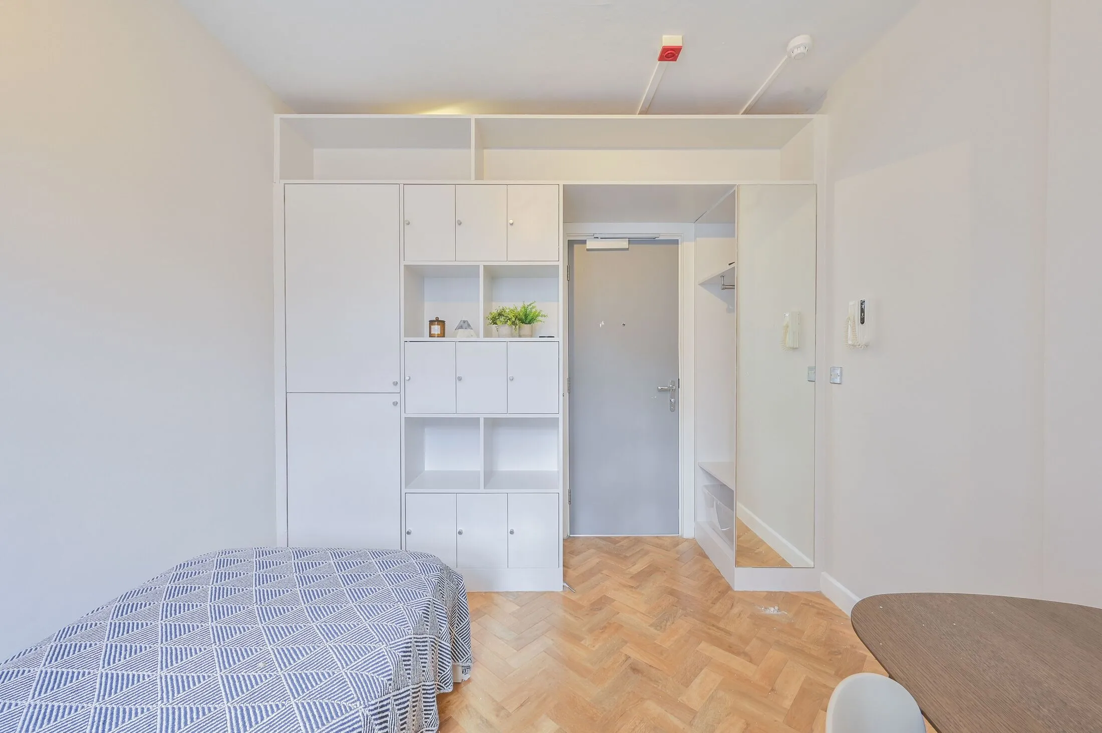 Flat Vauxhall Bridge Road in City of Westminster