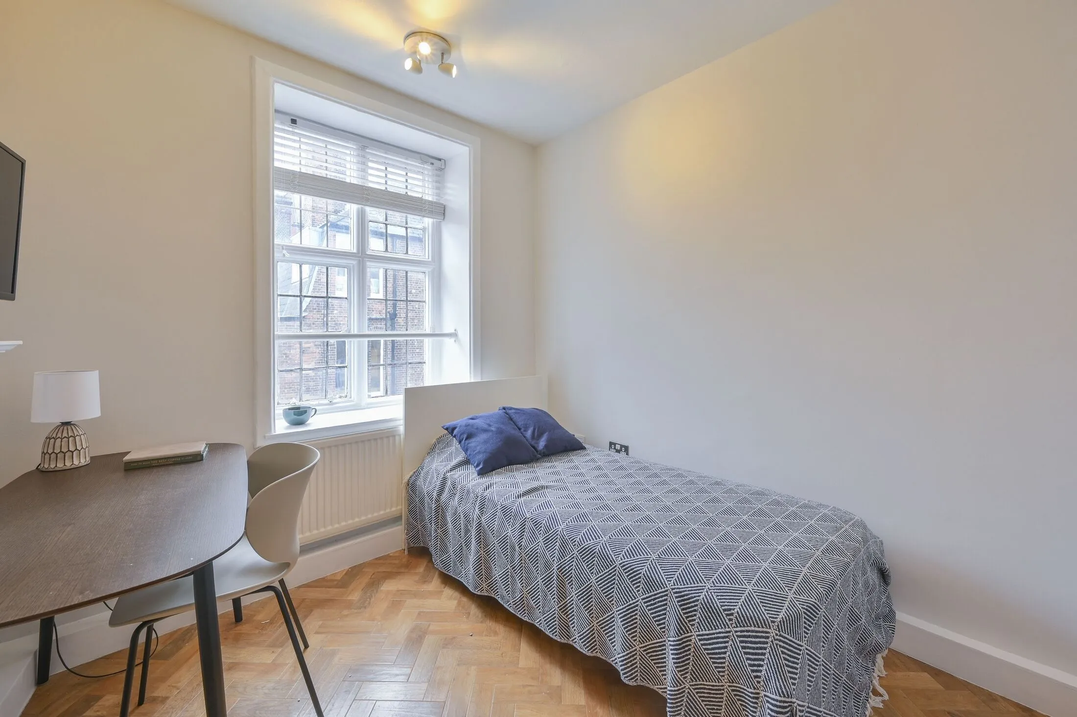Flat Vauxhall Bridge Road in City of Westminster