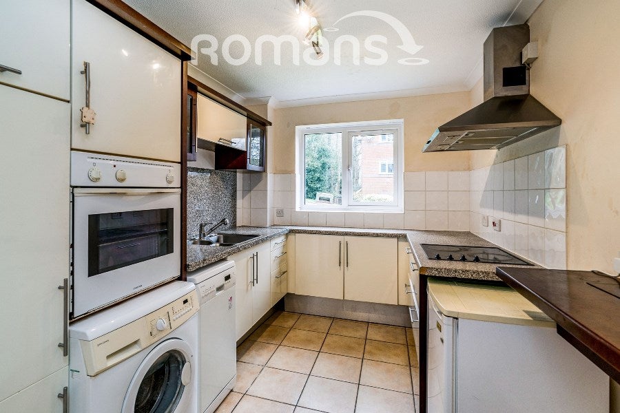 Flat Edmunds Gardens in High Wycombe