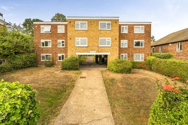 Flat Ravensbourne Park Crescent in Greater London