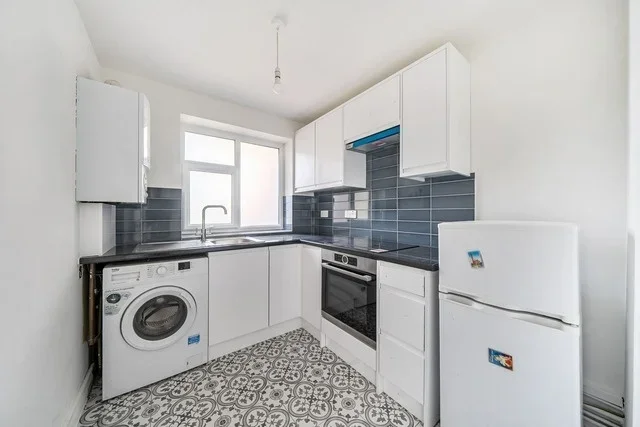 Flat Ravensbourne Park Crescent in Greater London