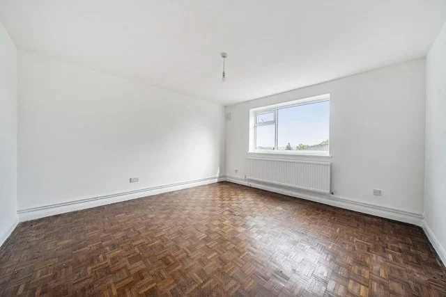 Flat Ravensbourne Park Crescent in Greater London