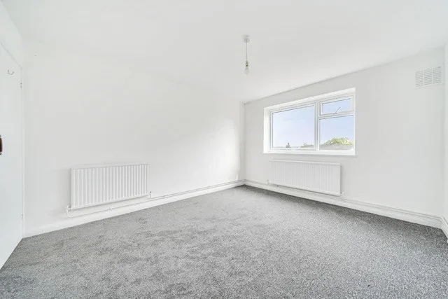 Flat Ravensbourne Park Crescent in Greater London