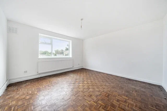 Flat Ravensbourne Park Crescent in Greater London