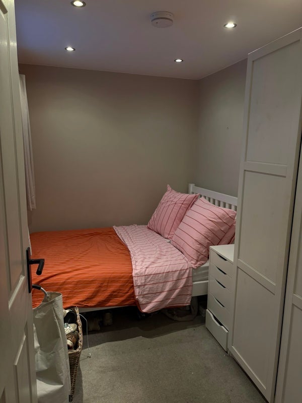 Room Ridgmount Road in Greater London