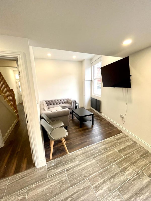 Room Herndon Road in Greater London