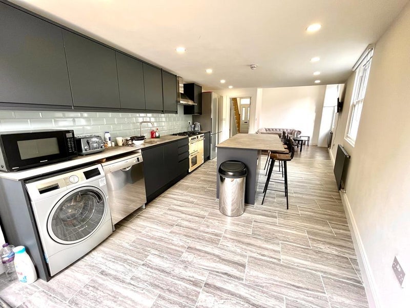 Room Herndon Road in Greater London