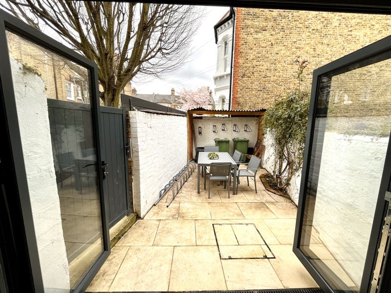 Room Herndon Road in Greater London