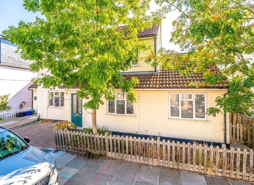 House Myrtle Road in Greater London