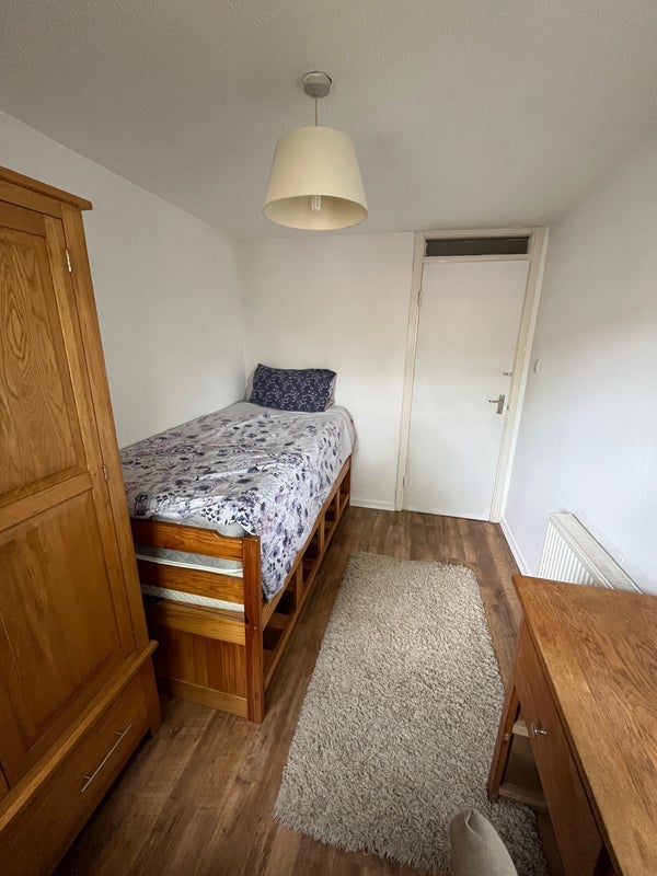 Room Raglan Street in Glasgow
