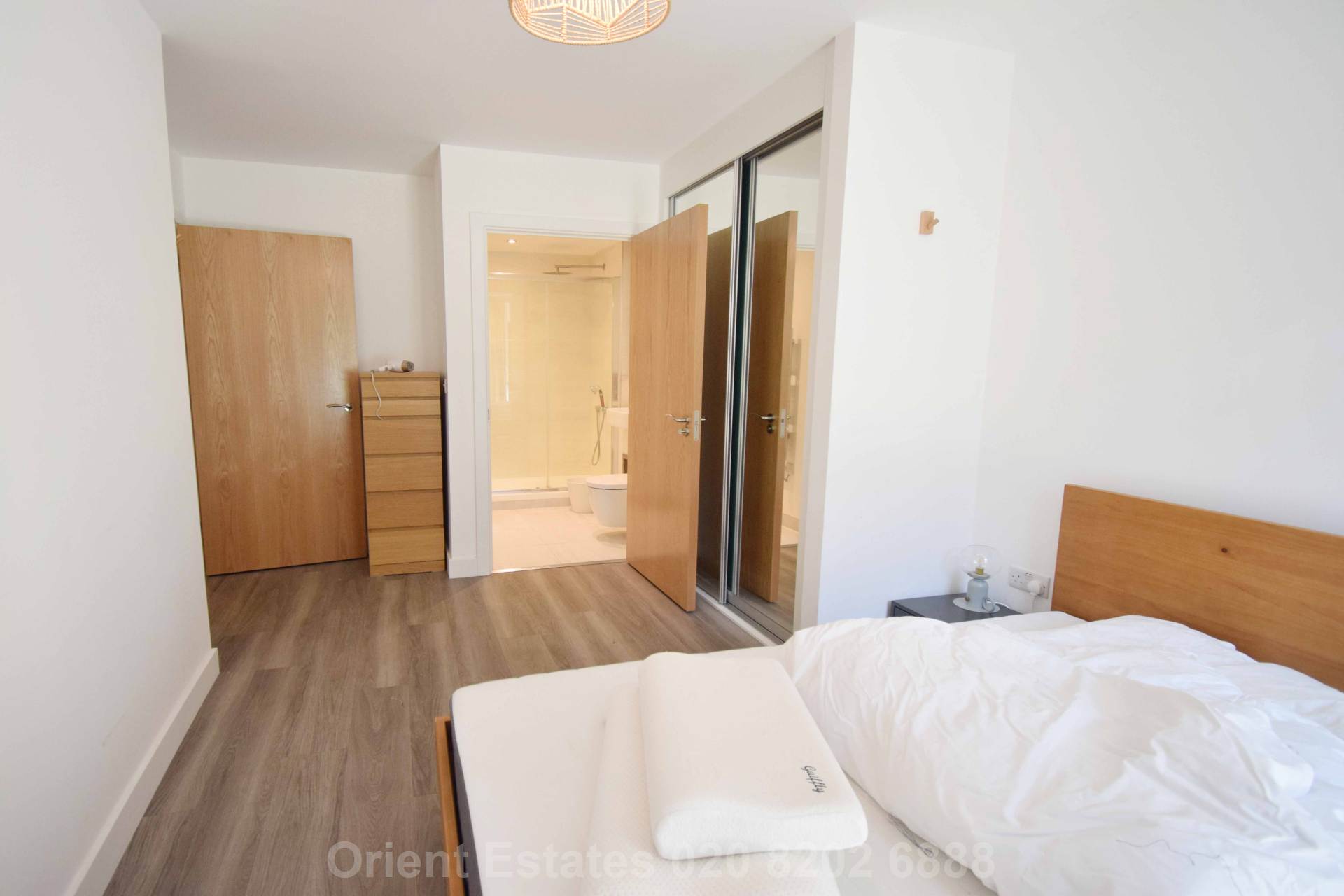 Flat Lismore Boulevard in Greater London